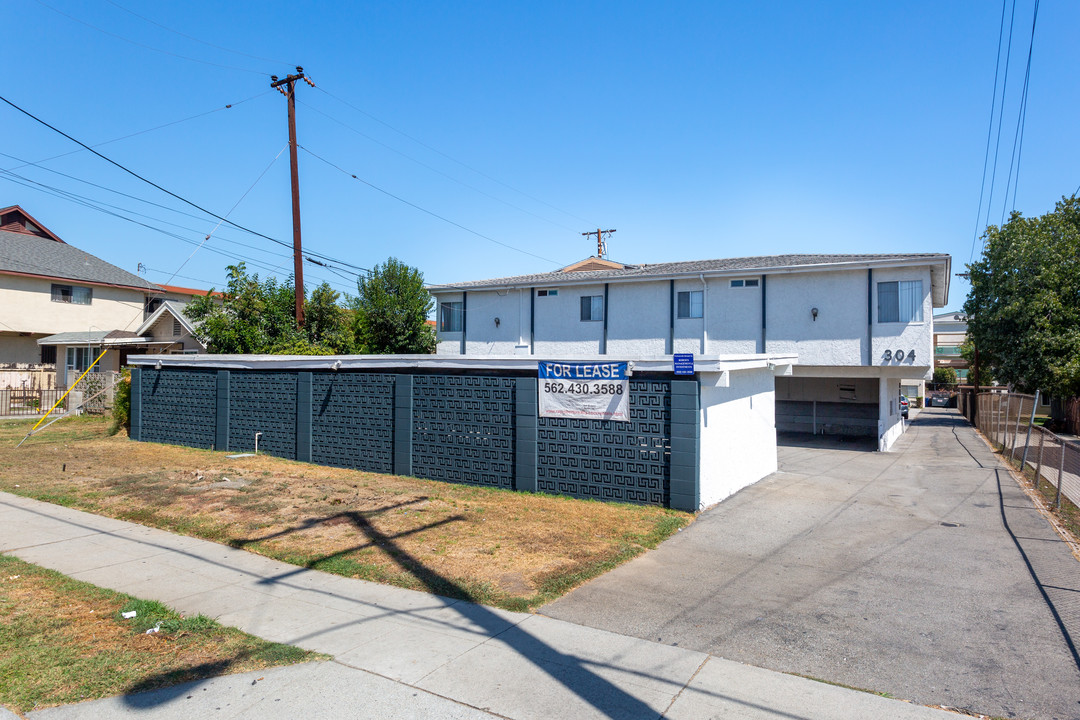 304 N Lincoln Ave in Monterey Park, CA - Building Photo