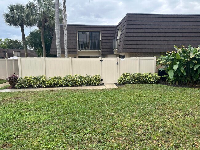 7307 73rd Way in West Palm Beach, FL - Building Photo - Building Photo