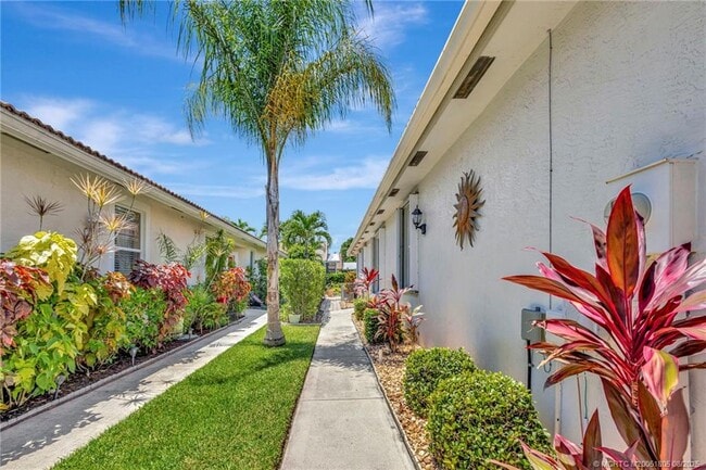 6892 SE Warwick Ln in Stuart, FL - Foto de edificio - Building Photo