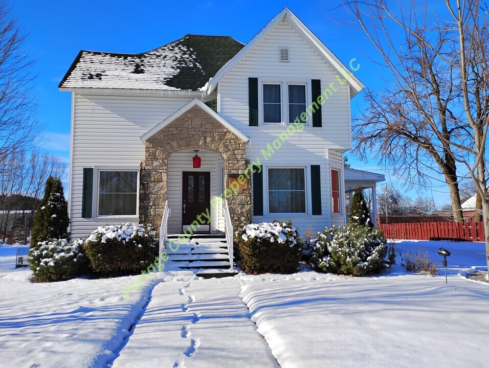 207 S Main St in Marion, WI - Building Photo