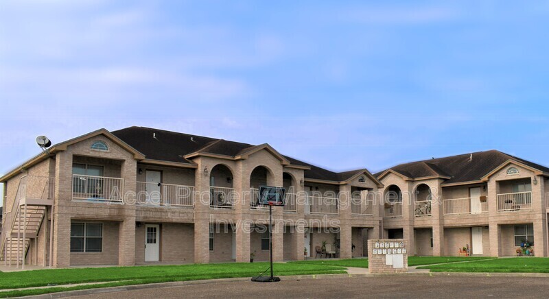 811 French in Edinburg, TX - Building Photo