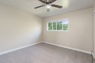 Parklane Apartments in San Leandro, CA - Foto de edificio - Interior Photo