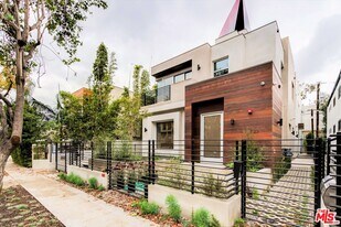 723 Huntley Dr in West Hollywood, CA - Building Photo