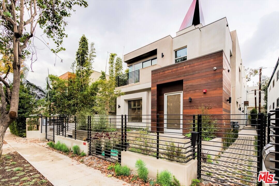 723 Huntley Dr in West Hollywood, CA - Foto de edificio