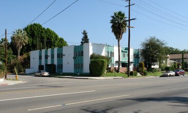 13855 Burbank Blvd in Van Nuys, CA - Building Photo - Building Photo