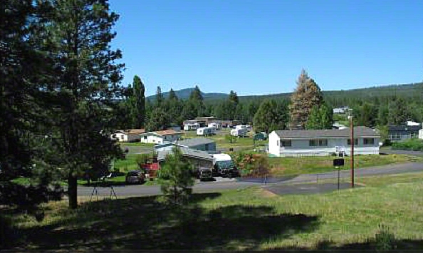 Round Lake Resort in Klamath Falls, OR - Foto de edificio