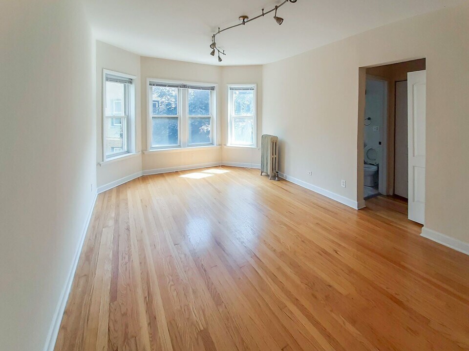 3921 N Pine Grove Ave, Unit 2W in Chicago, IL - Building Photo