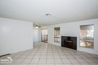 4910 Newport Cove Dr in Las Vegas, NV - Building Photo - Building Photo