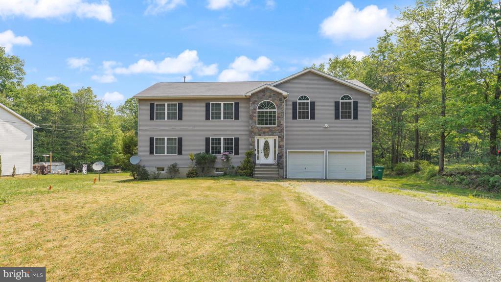 152 Granite Rd in Long Pond, PA - Foto de edificio