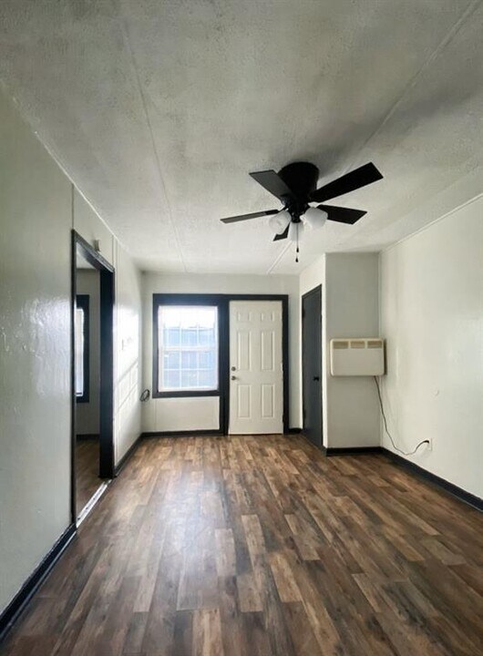 424 7th St N-Unit -5 in Texas City, TX - Building Photo