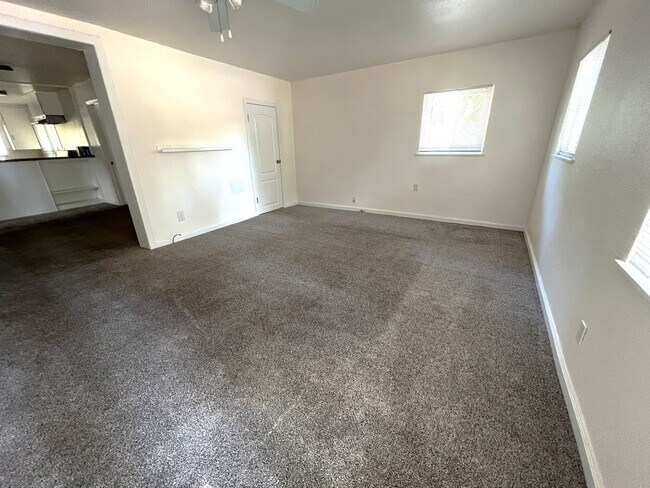 1572 Warner St in Chico, CA - Foto de edificio - Building Photo