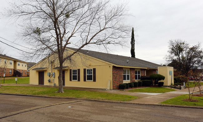 390 Ricks Dr in Canton, MS - Building Photo - Building Photo