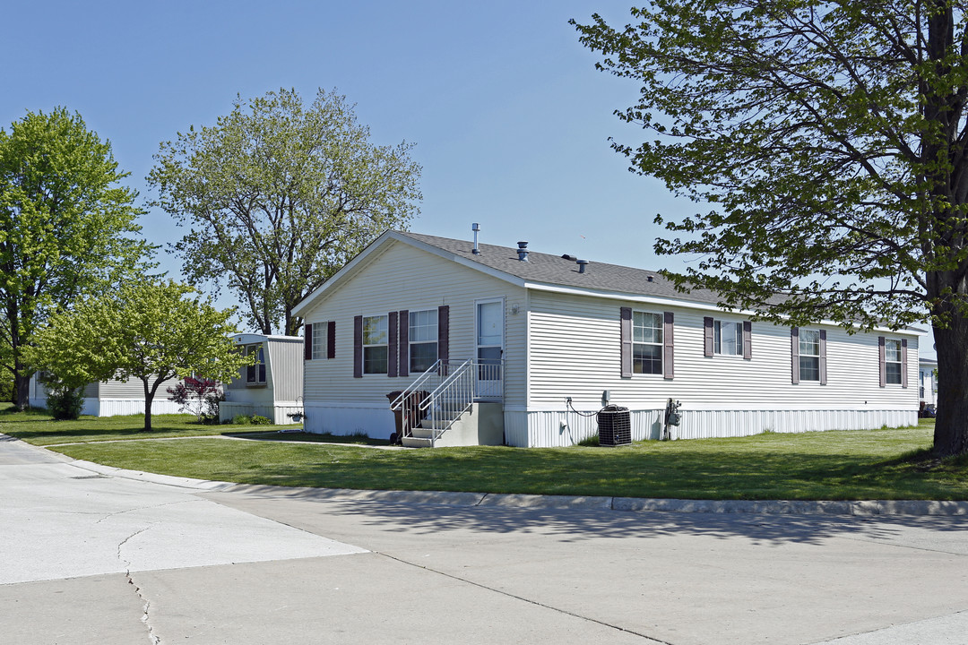 Woodhaven Place in Woodhaven, MI - Building Photo