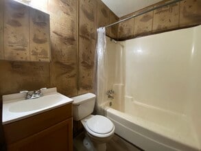 1917 Deerwood Dr in Danville, IL - Building Photo - Building Photo