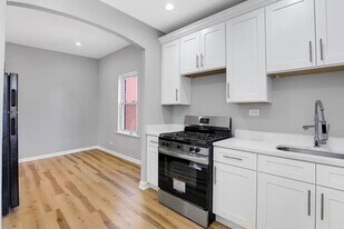 545 N Drake Ave, Unit 3 in Chicago, IL - Building Photo