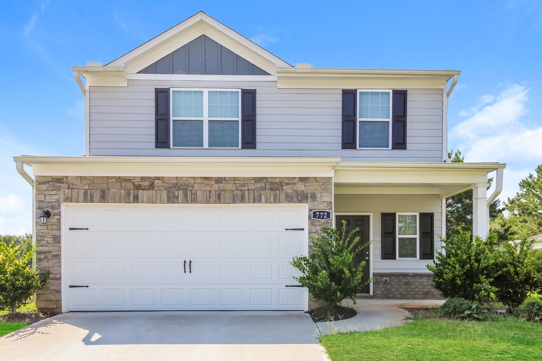 561 Greenlee Rd in Bogart, GA - Building Photo