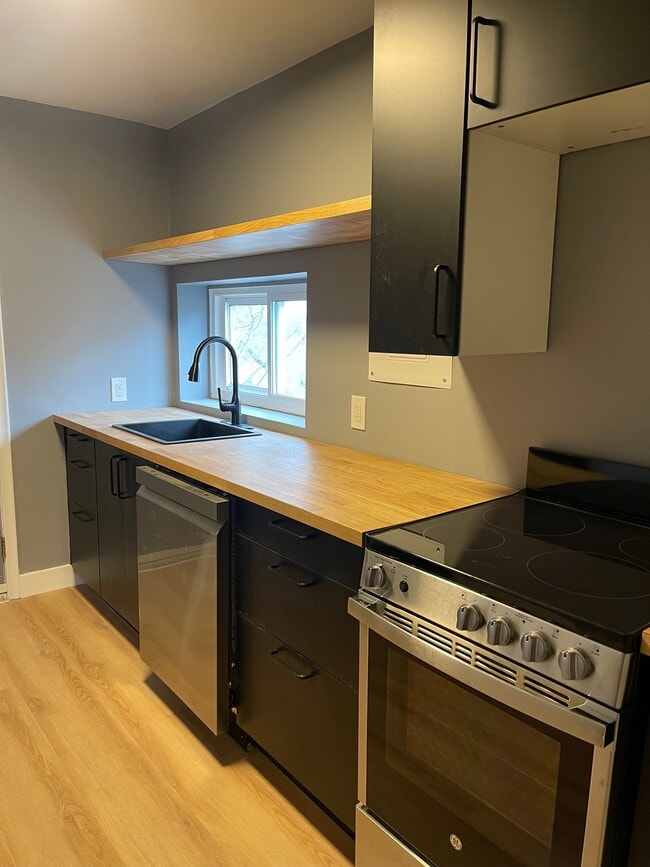 28 Eastbourne Av in Hamilton, ON - Building Photo - Building Photo