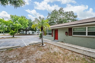 1506 Leo Ln E in Clearwater, FL - Building Photo - Building Photo