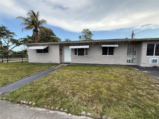 300 SW 9th Ave in Hallandale Beach, FL - Building Photo - Building Photo