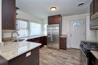 7810 E Prairie Rd in Skokie, IL - Building Photo - Building Photo