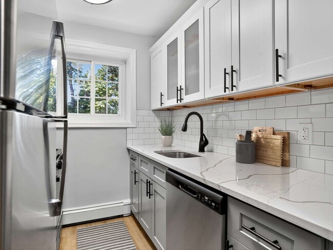 Eagle Rock Apartments at Carle Place in Carle Place, NY - Foto de edificio - Building Photo