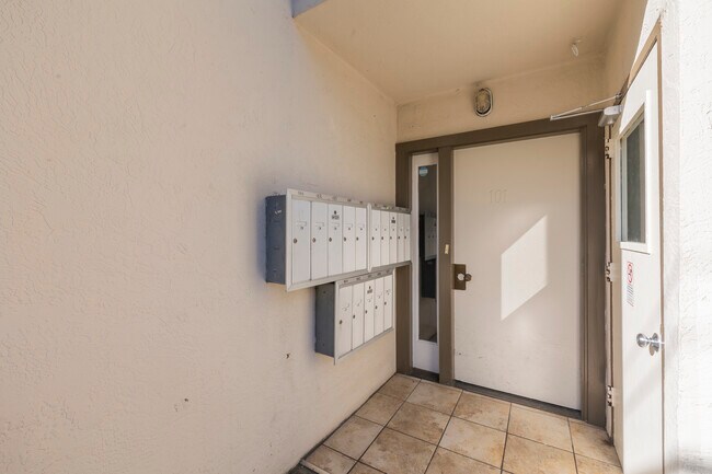 Stadium Heights LLC in Berkeley, CA - Building Photo - Lobby