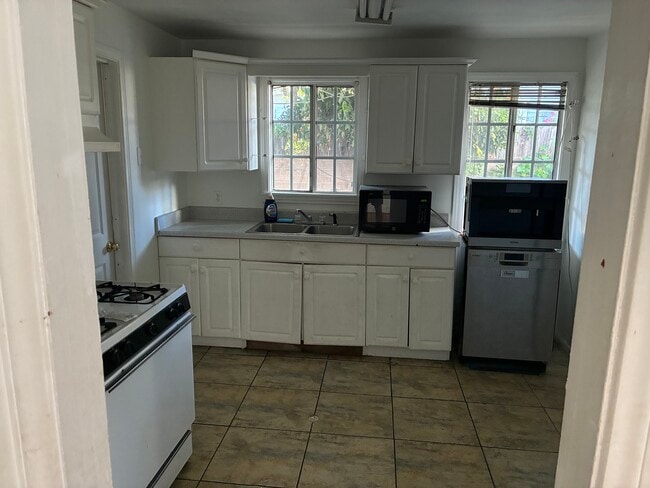 property at 805 N Maple St