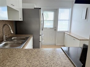 2223 Park Ln, Unit 205 in Hollywood, FL - Building Photo - Building Photo