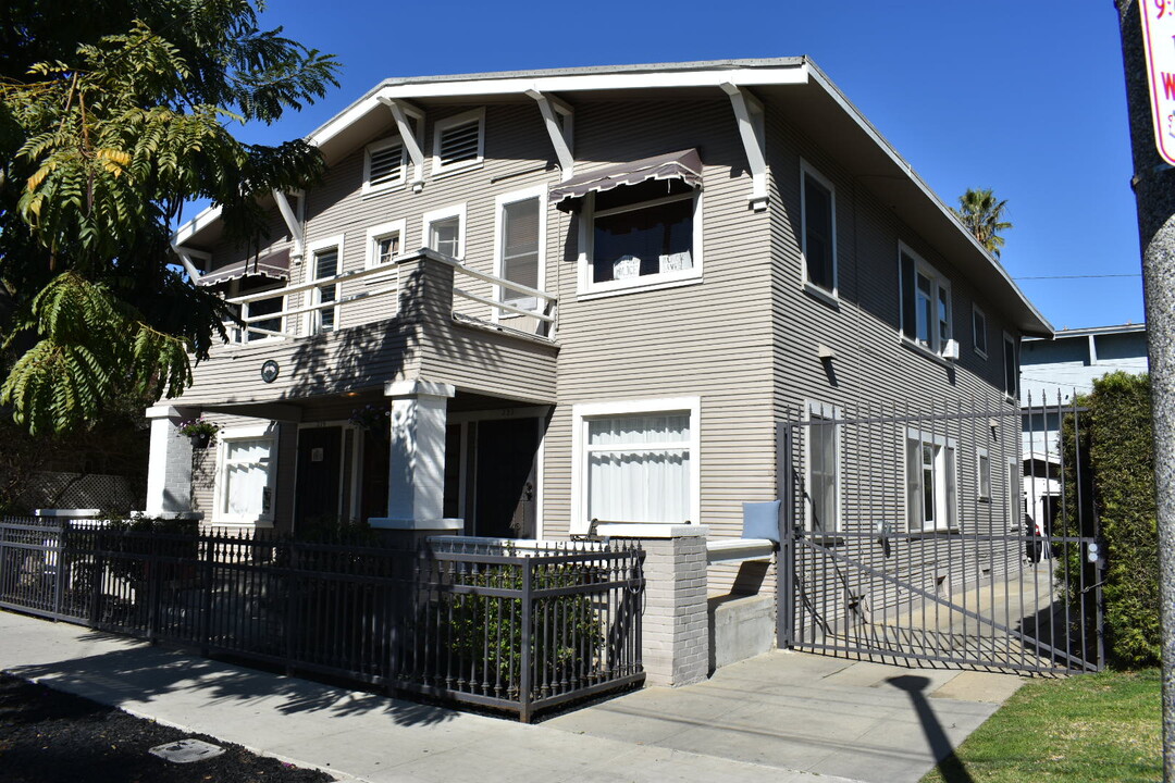 333 W 9th St in Long Beach, CA - Building Photo