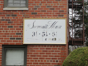 Summit House in Mount Vernon, NY - Foto de edificio - Building Photo