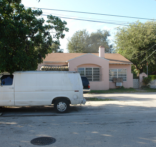 558 NE 66th St in Miami, FL - Foto de edificio - Building Photo