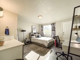 College Crest-Student Apartments