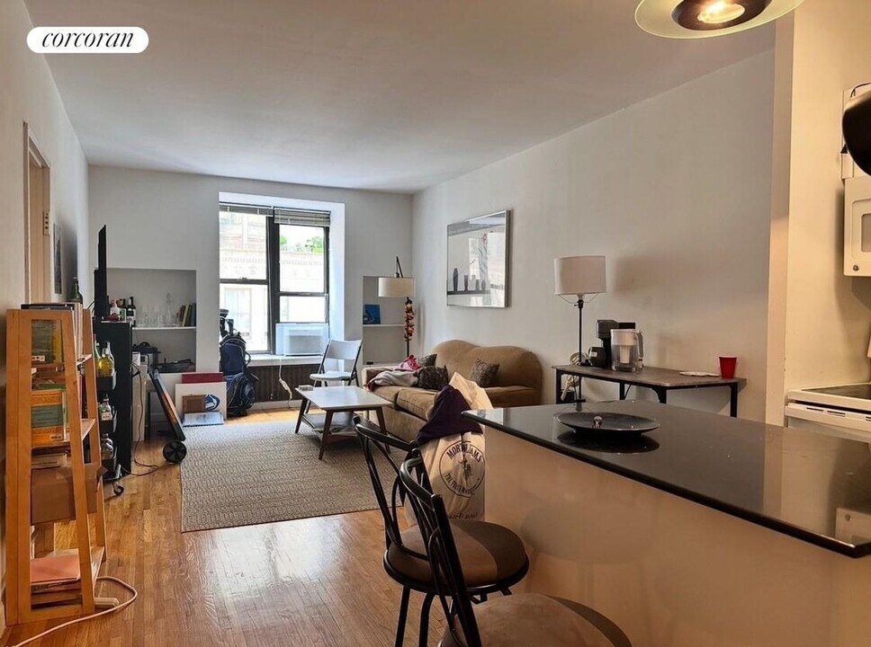 117 W 58th St in New York, NY - Building Photo