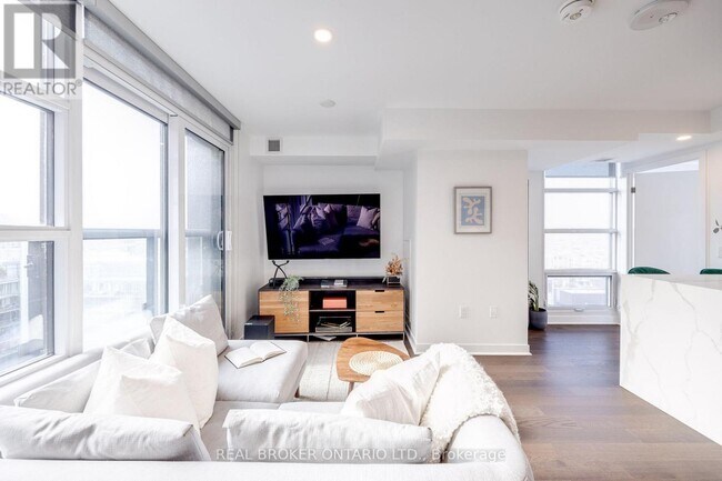 501 Adelaide St W in Toronto, ON - Building Photo - Building Photo