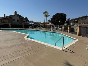 17617 Fairlie Rd in San Diego, CA - Foto de edificio - Building Photo