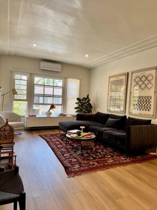 339 N Almont Dr in Beverly Hills, CA - Building Photo