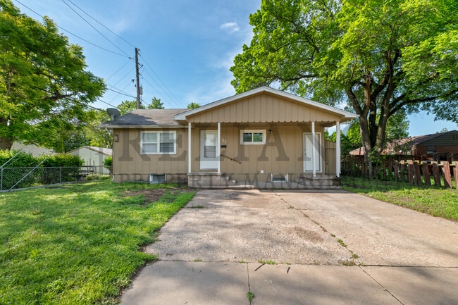 property at 317 W Kinkaid Ave