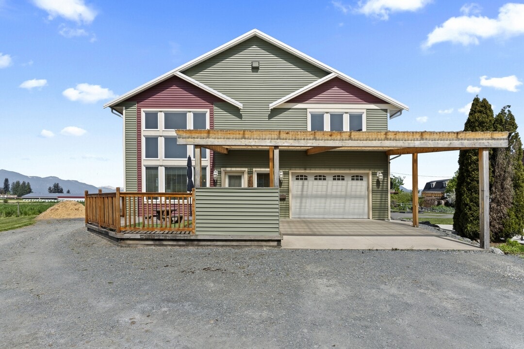 49885 Prairie Central Rd in Chilliwack, BC - Building Photo