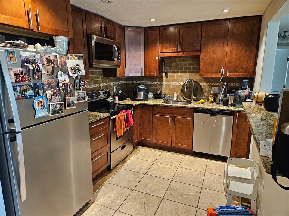 16 Williamsburg Ct in Shrewsbury, MA - Building Photo