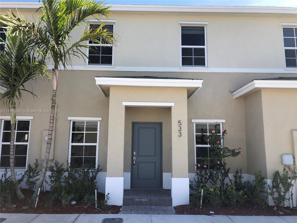 533 NE 5th Pl in Florida City, FL - Building Photo