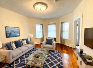 34 Darling St, Unit 3 in Boston, MA - Foto de edificio - Building Photo