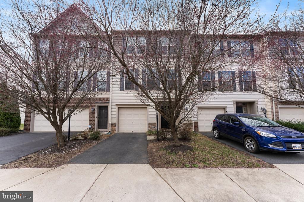 42599 Chisholm Dr in Broadlands, VA - Building Photo