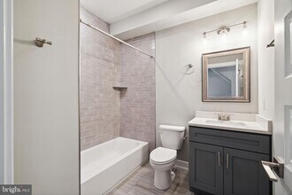 2439 W Oxford St, Unit 1 in Philadelphia, PA - Building Photo - Building Photo
