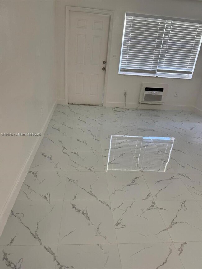 15990 NE 19th Ct-Unit -3 in North Miami Beach, FL - Building Photo - Building Photo