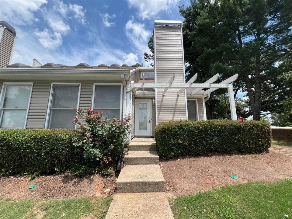 1625 Homestead Trail in Alpharetta, GA - Building Photo