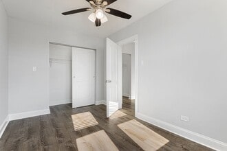 1517 W Sherwin Ave, Unit 2 in Chicago, IL - Building Photo - Building Photo