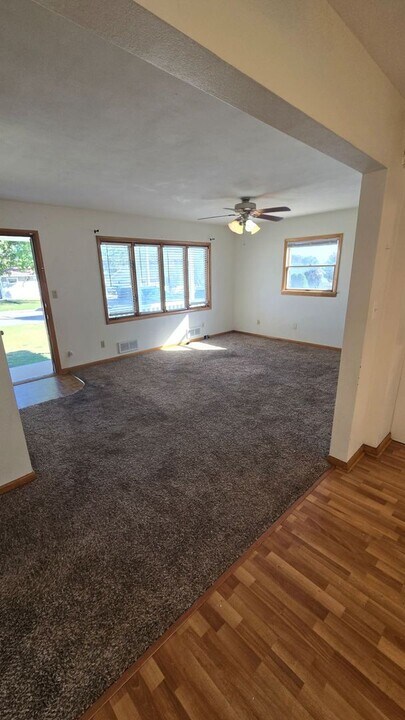 2736 Fairlane Ave in Waterloo, IA - Building Photo