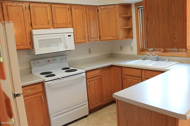 5699 Wilshire Dr in Fitchburg, WI - Building Photo - Building Photo