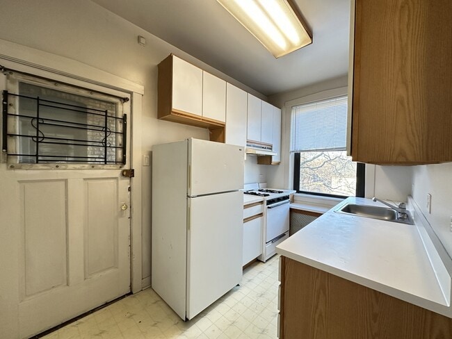 1326 Oak Ave, Unit B4 in Evanston, IL - Building Photo - Building Photo