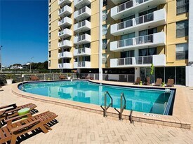 2000 NE 135th St in North Miami, FL - Building Photo